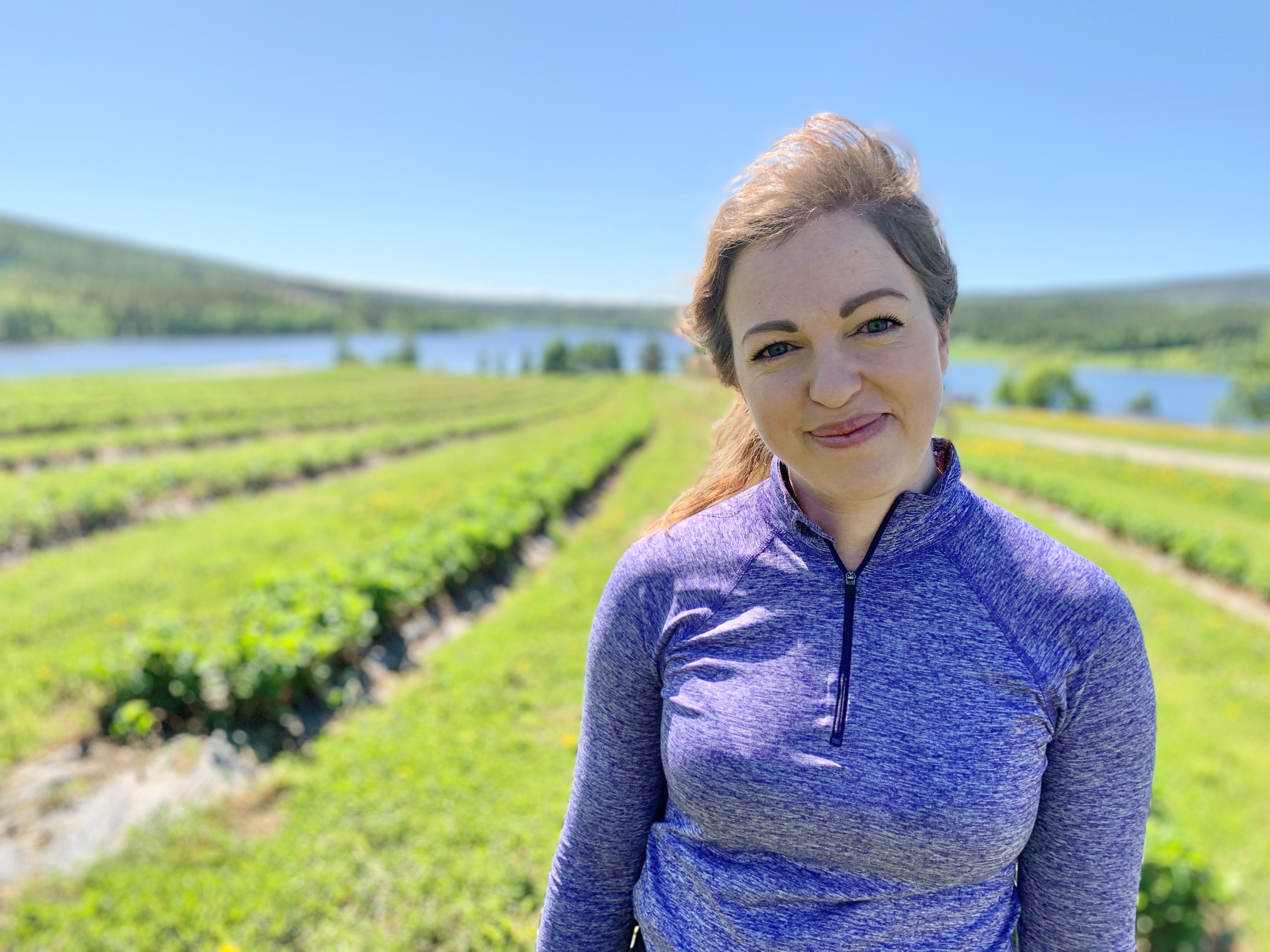 Beatrice Ramnerö framför jordgubbsland