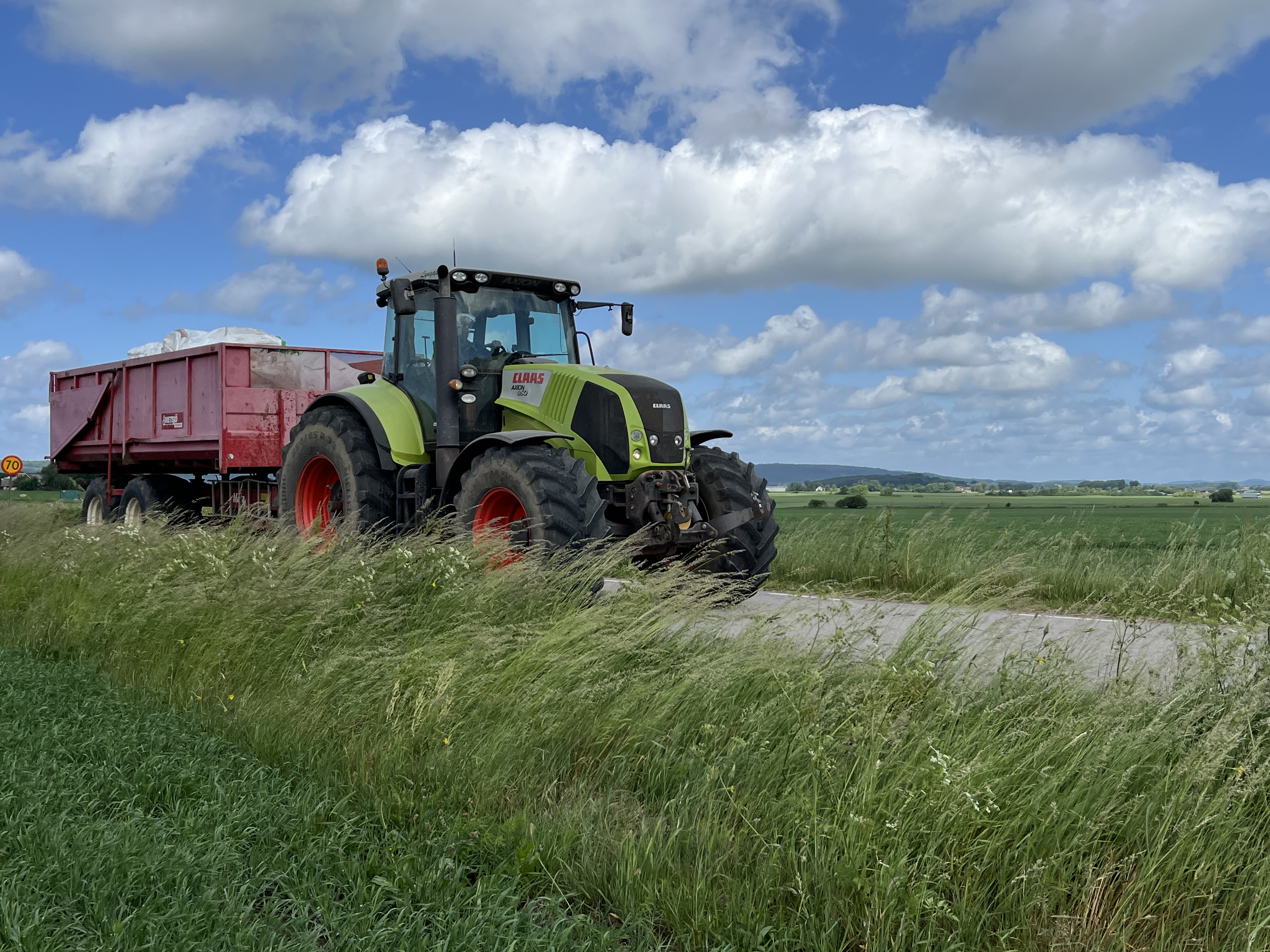 Lastad traktor på landsväg