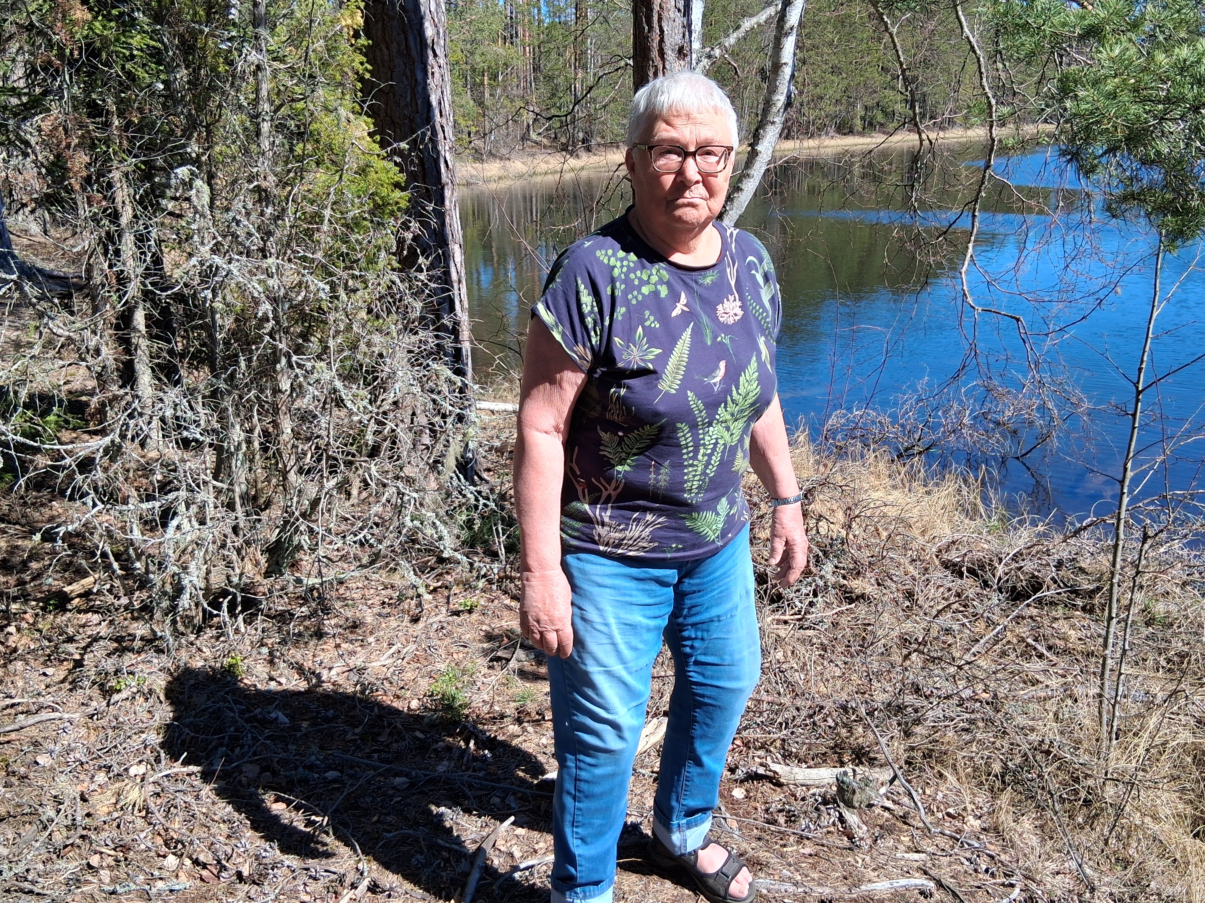 Gertrud Larsson, Eksjö kommunavdelning i skogsmiljö vid en sjö.