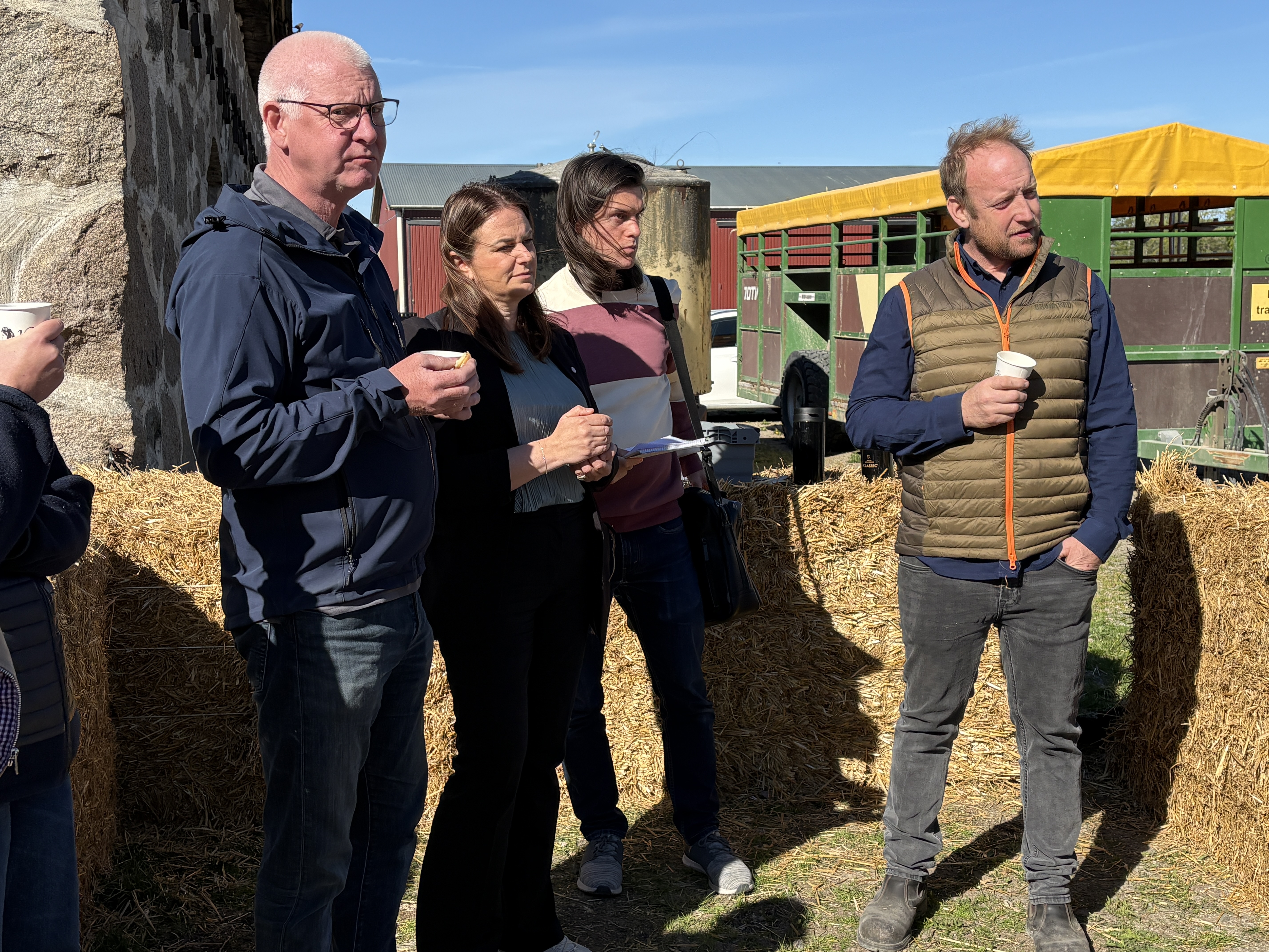 Politiker på besök hos Martin Lindqvist på Torsjö gård, Kronbergs län när LRF Sydost bjöd in.