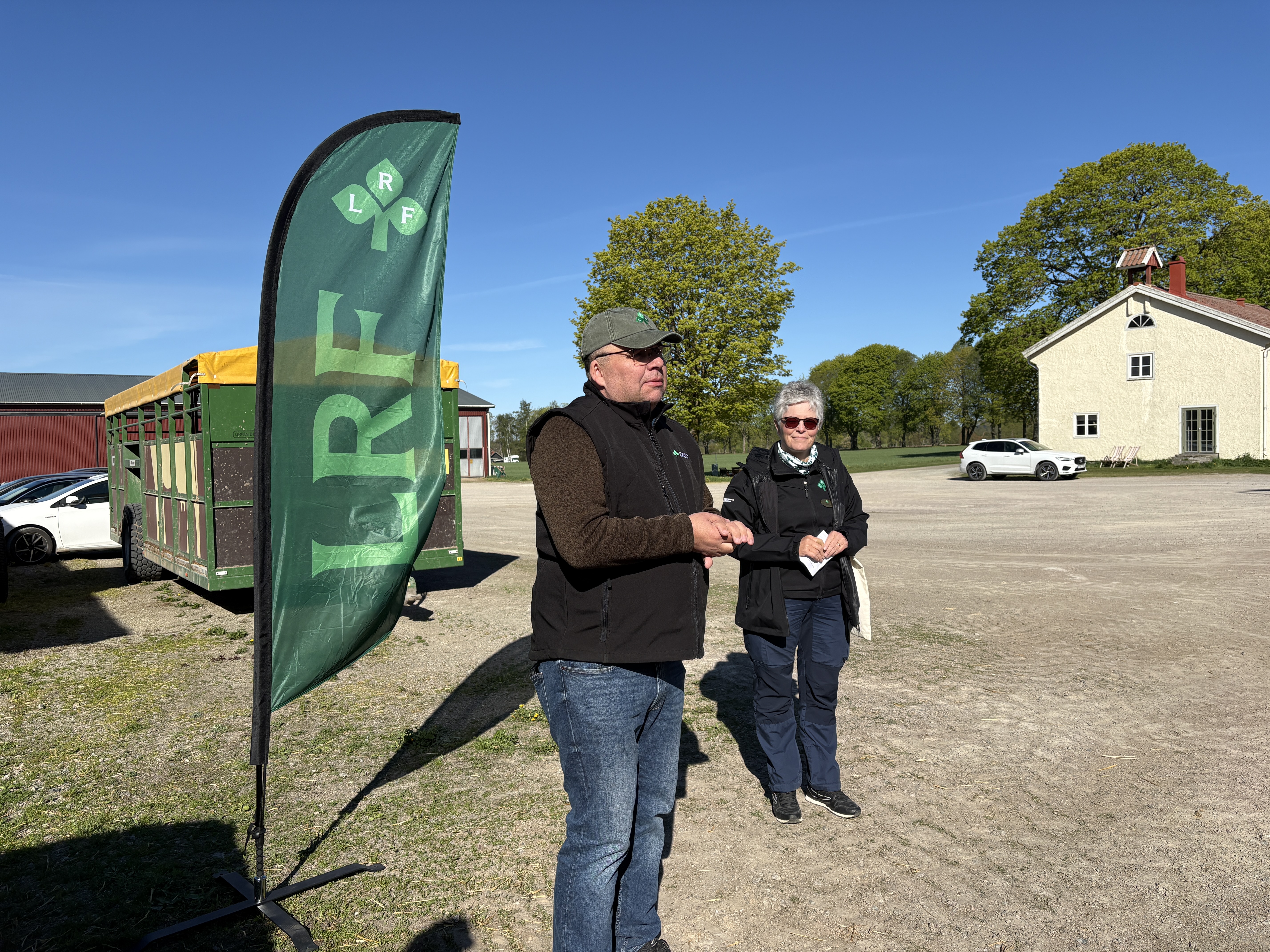 Roger Gustafsson och Annette Giselsson välkomnar politiker till Torsjö Gård.