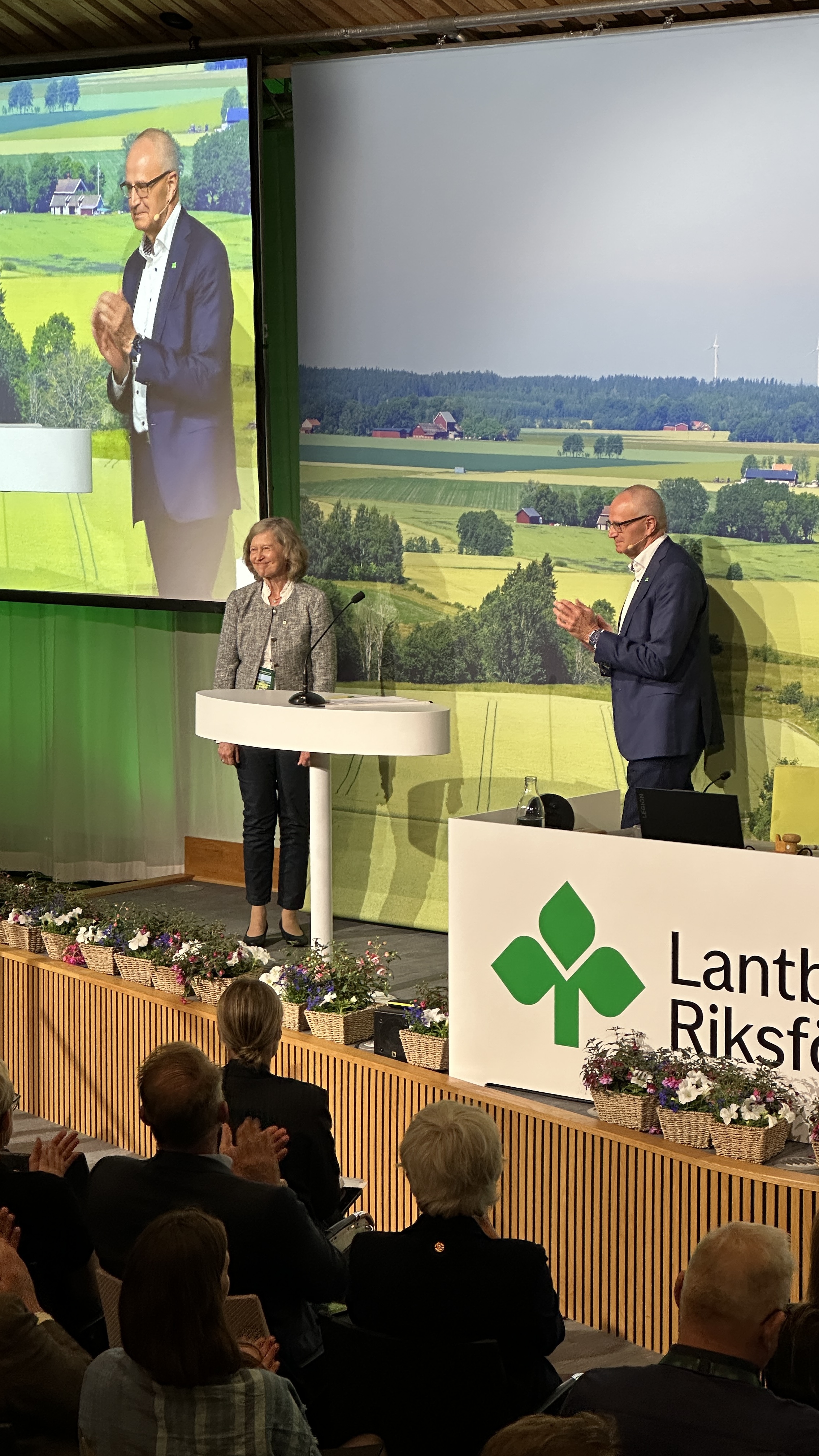 Gunilla Aschan tar emot LRF:s guldnål på riksförbundsstämman 2026.