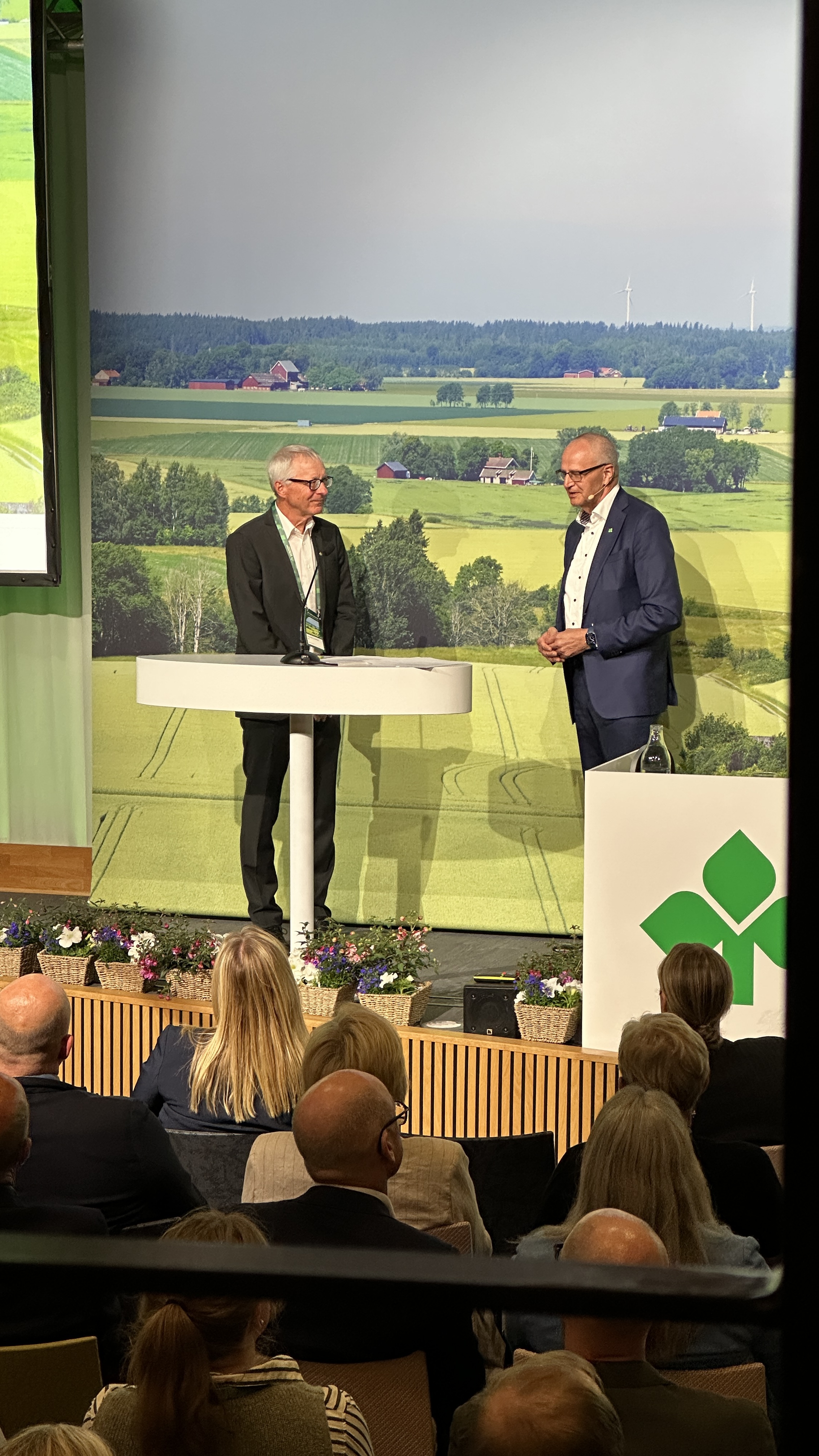 Lars-Erik Lundkvist tar emot LRF:s guldnål vid riksförbundsstämman 2026.