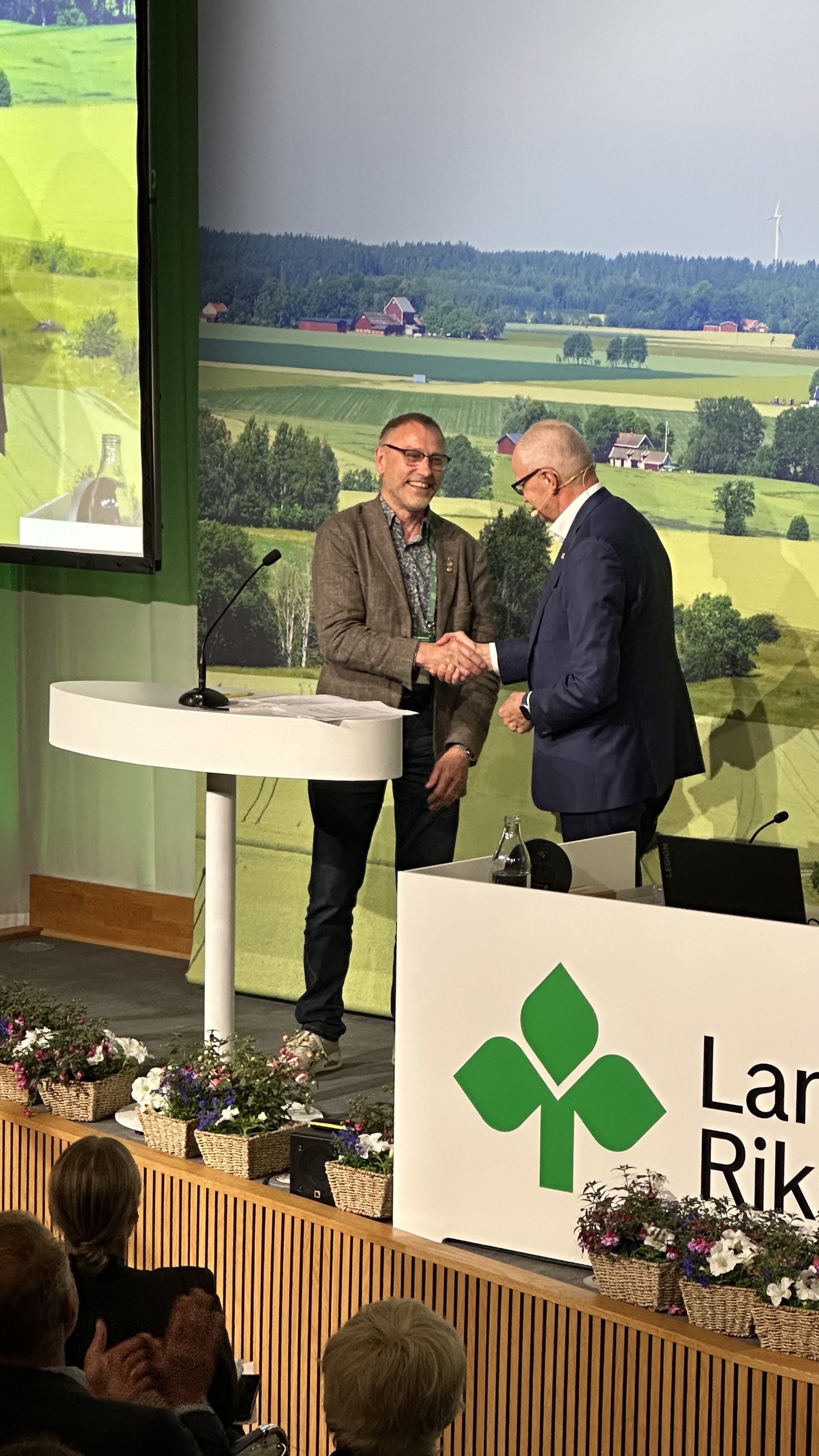 Paul Christensson tar emot LRF:s guldnål vid riksförbundsstämman 2026.