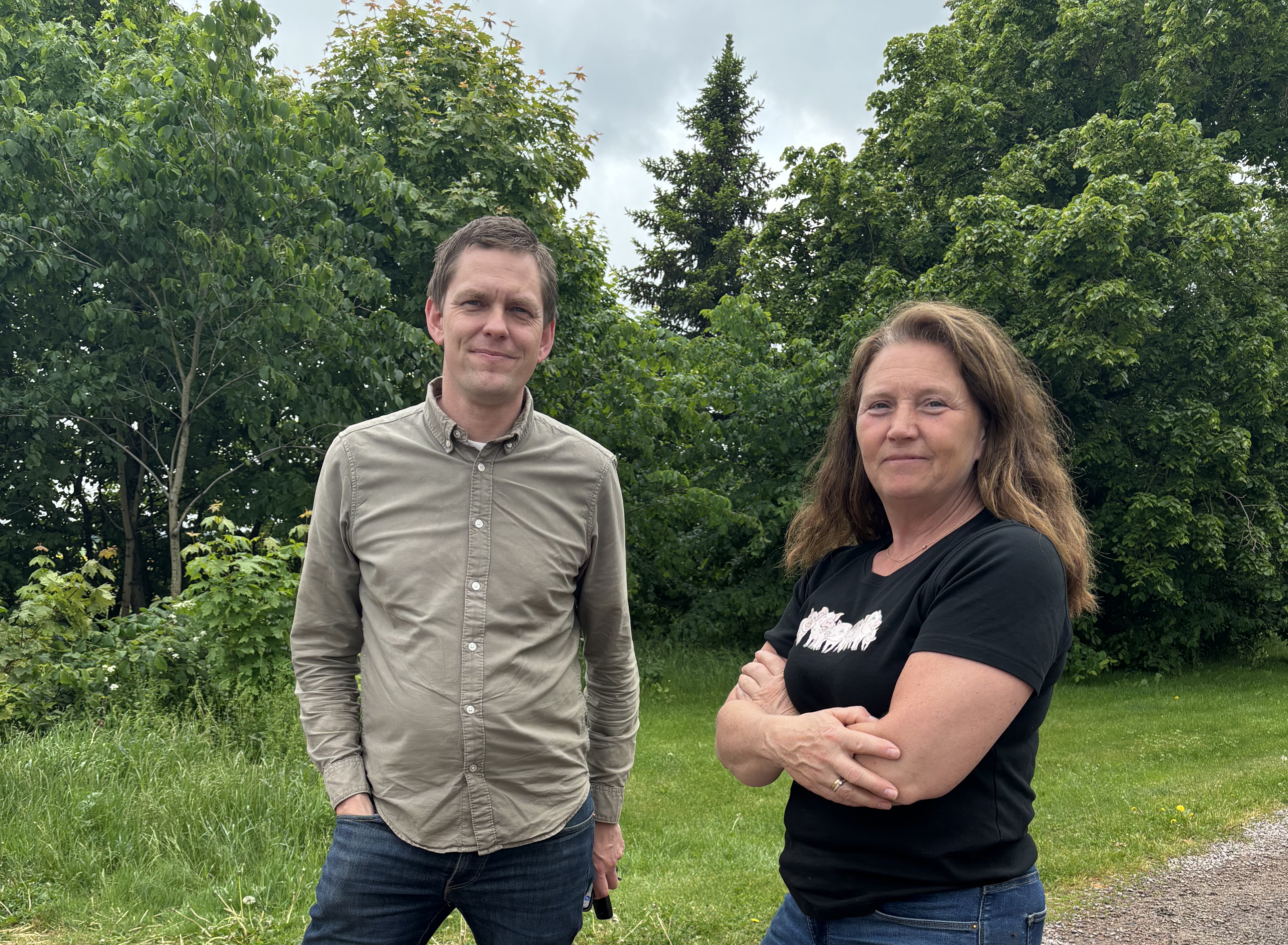 Regionordförande i Örebro och Östergötland står på gårdsplan.
