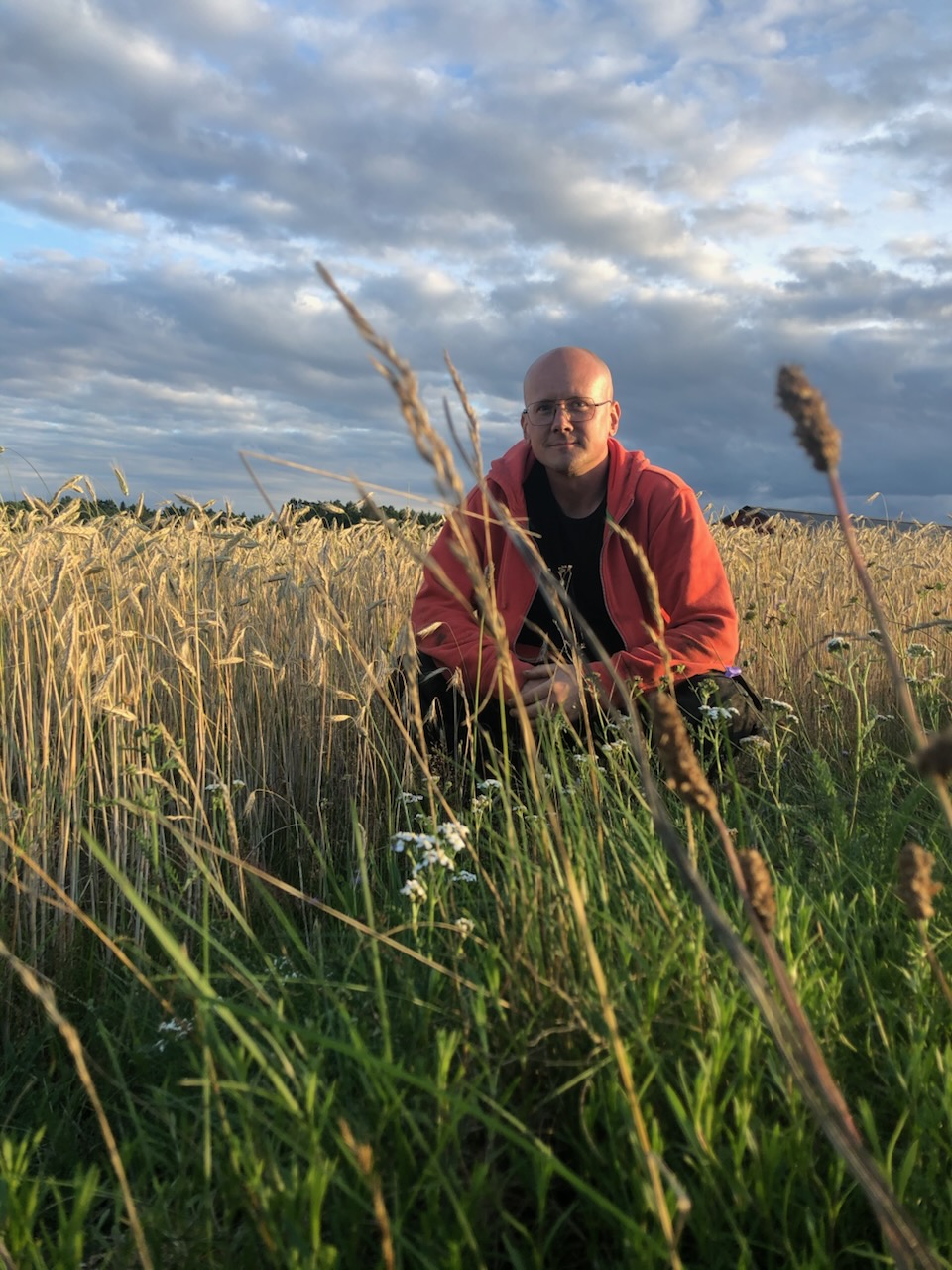 Henrik Gudmundsson, vice ordförande i LRF Skåne, ute i fält.