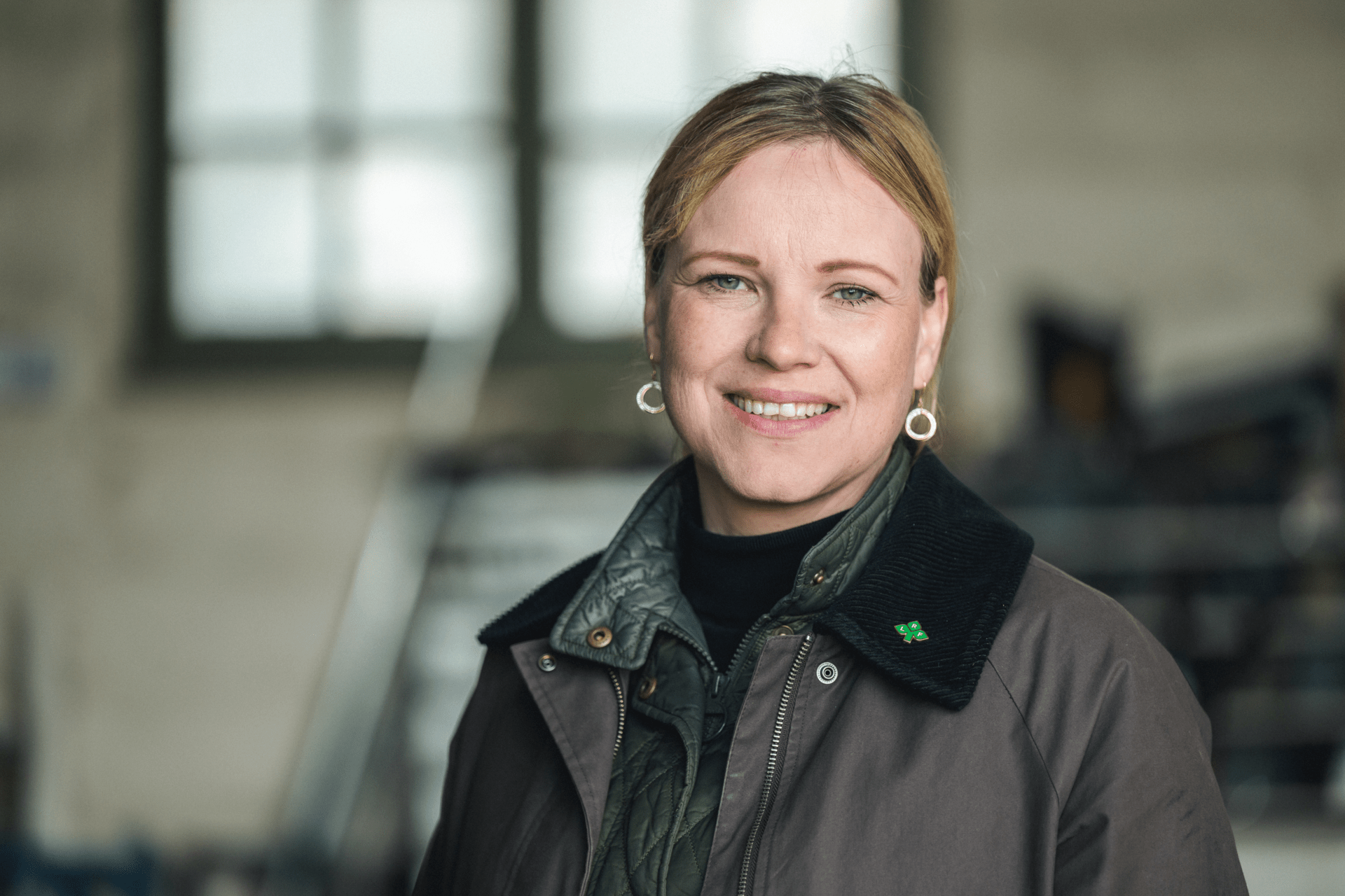 Mikaela Johnsson, bild tagen på Alstrums gård i Värmland i samband med gårdsbesök med Ebba Busch och Peter Kullgren