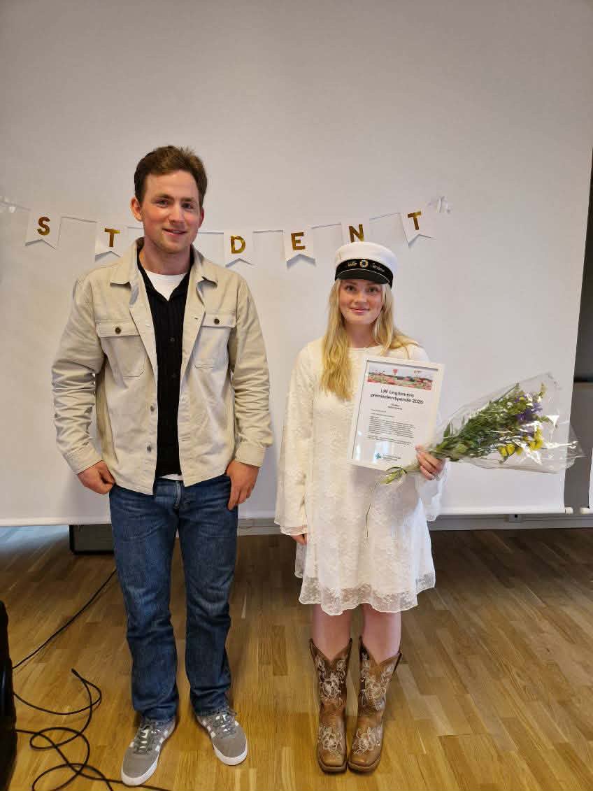 Johan Isaksson, vice ordförande LRF Ungdomen Norrbotten tillsammans med årets premieelevstipendiat Nellie Stråmo