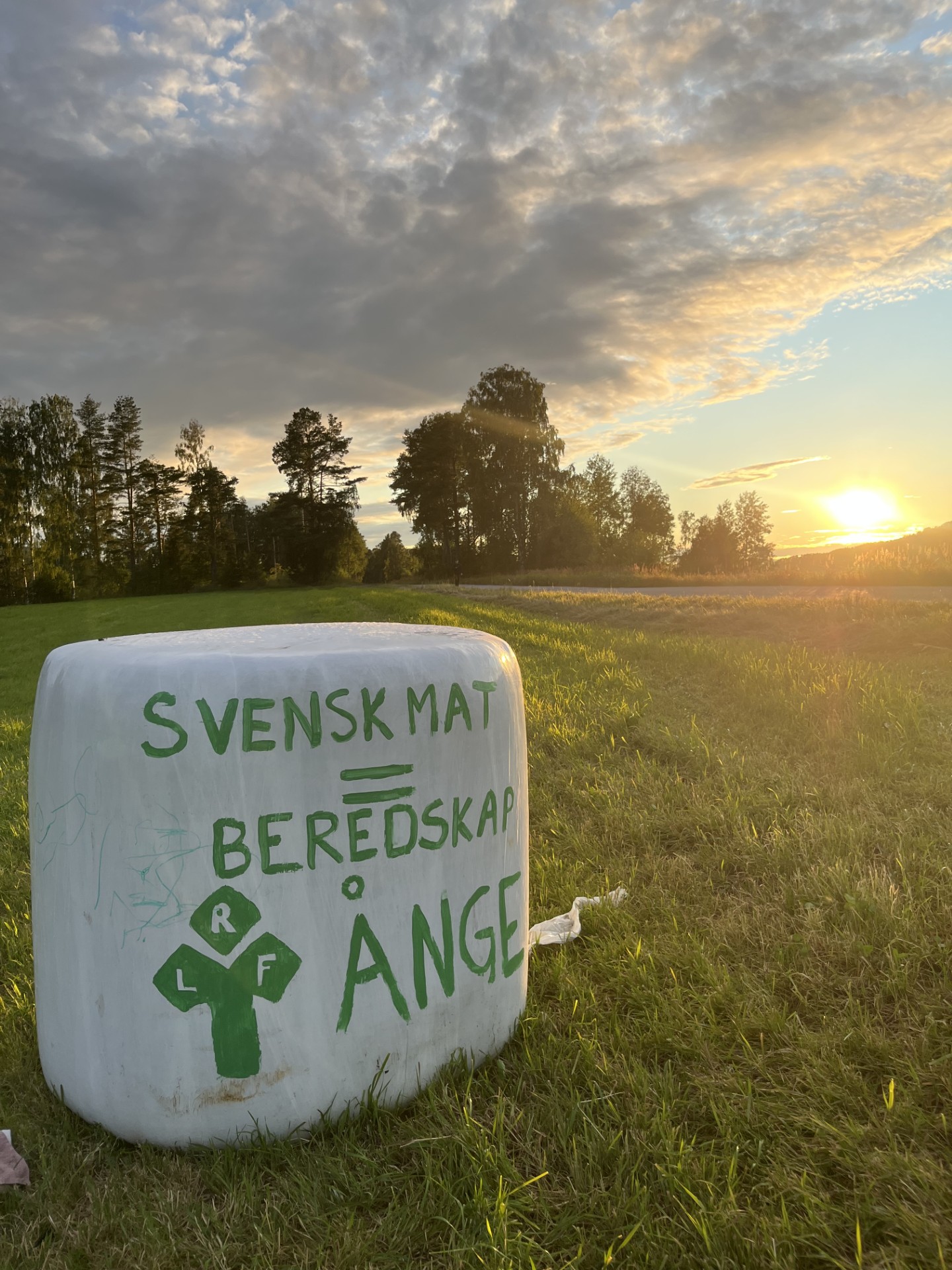 LRF Ånges budskap på höbalar