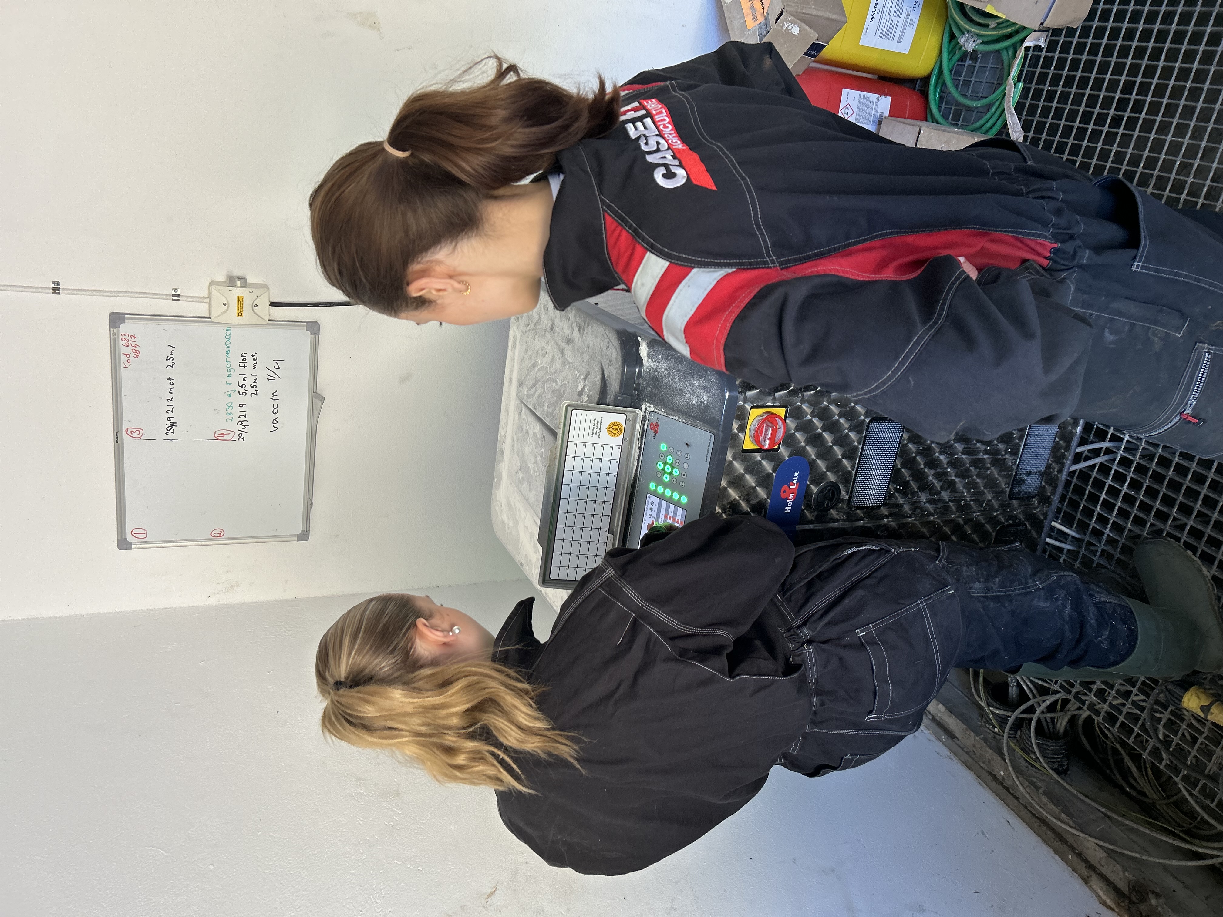 Miranda och Alva visar det dagliga arbetet på gård