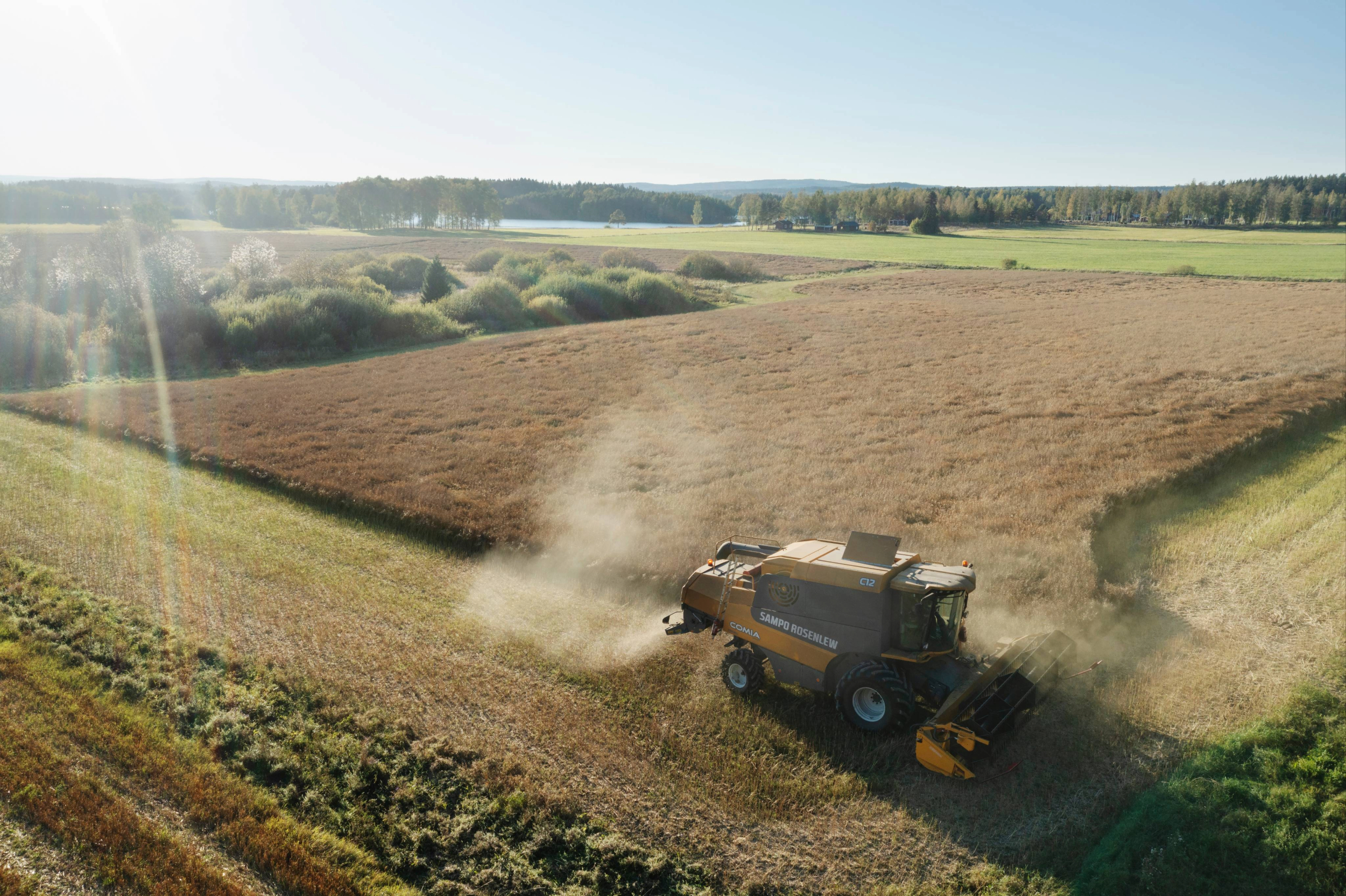 En traktor på ett fält