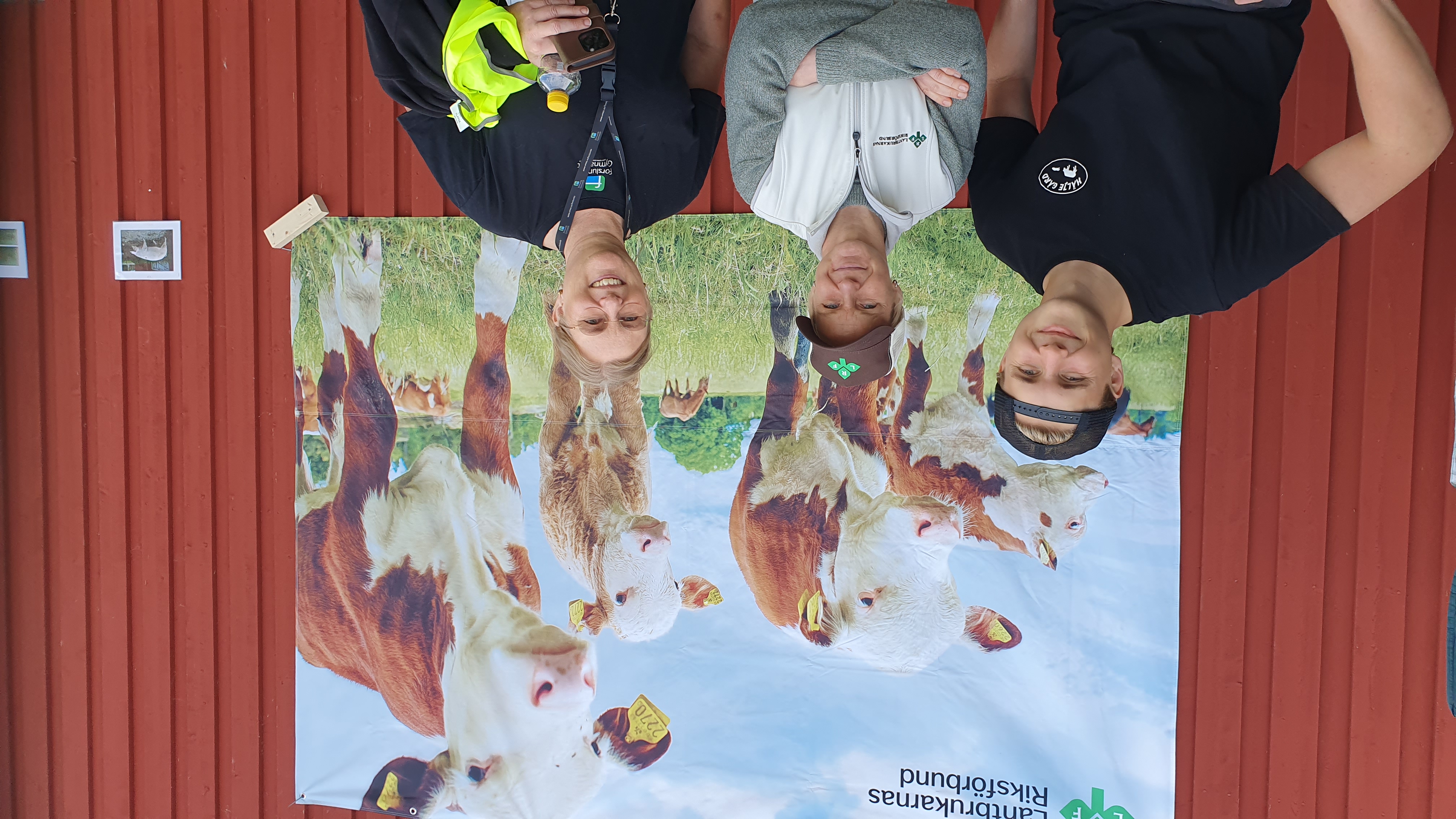 Tre personer framför en LRF banderoll med bildmoti