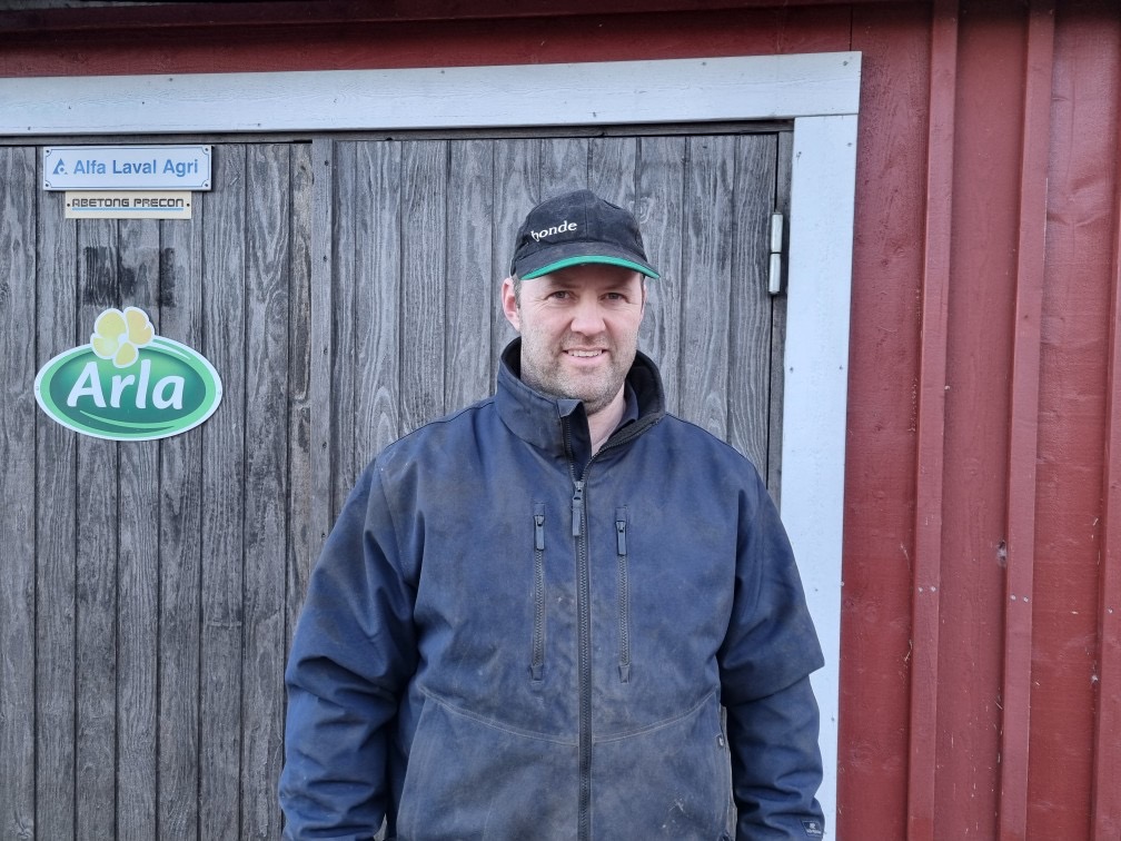 Man framför en ladugårdsdörr