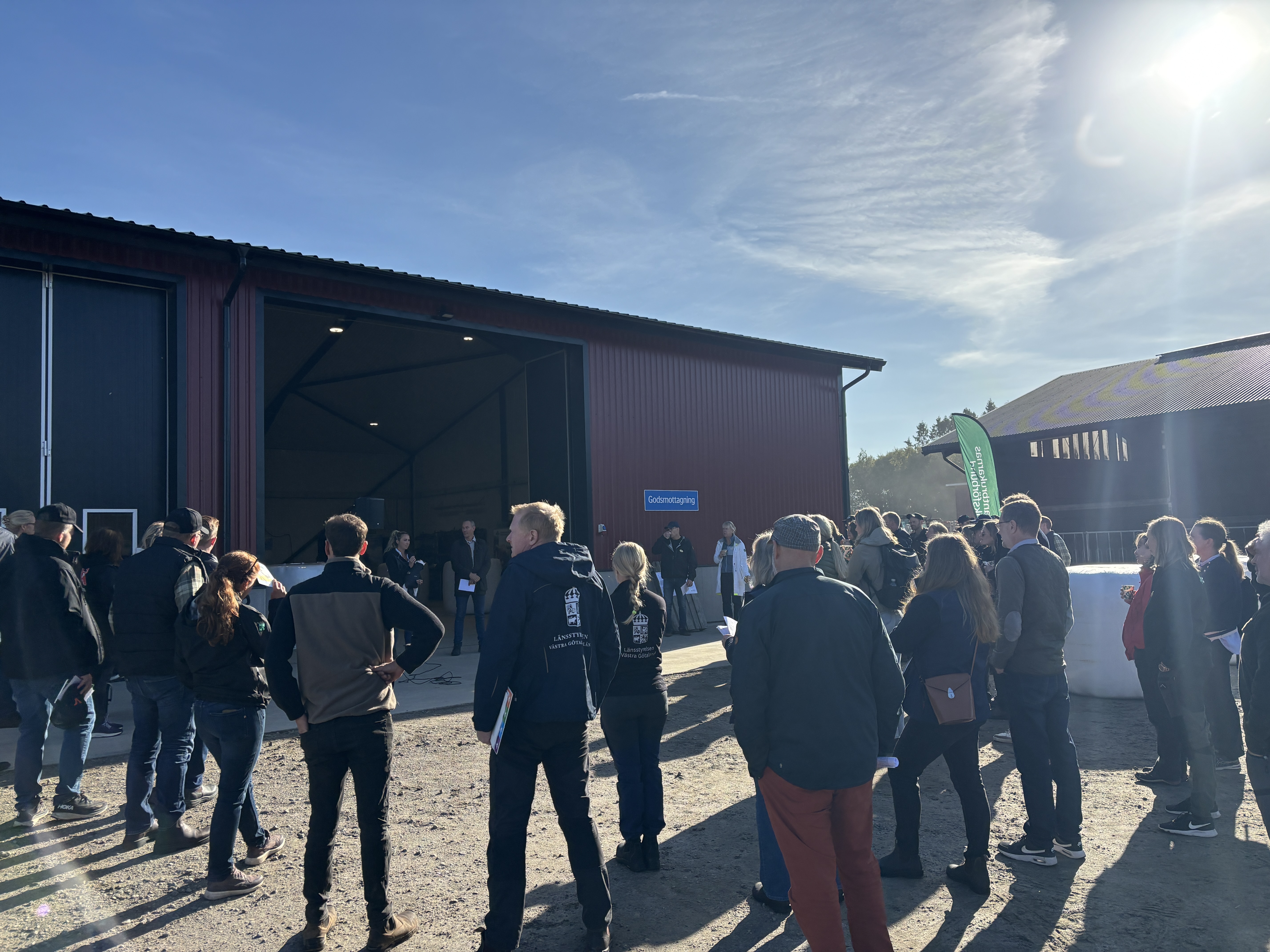 Människor samlade på en gårdsplan