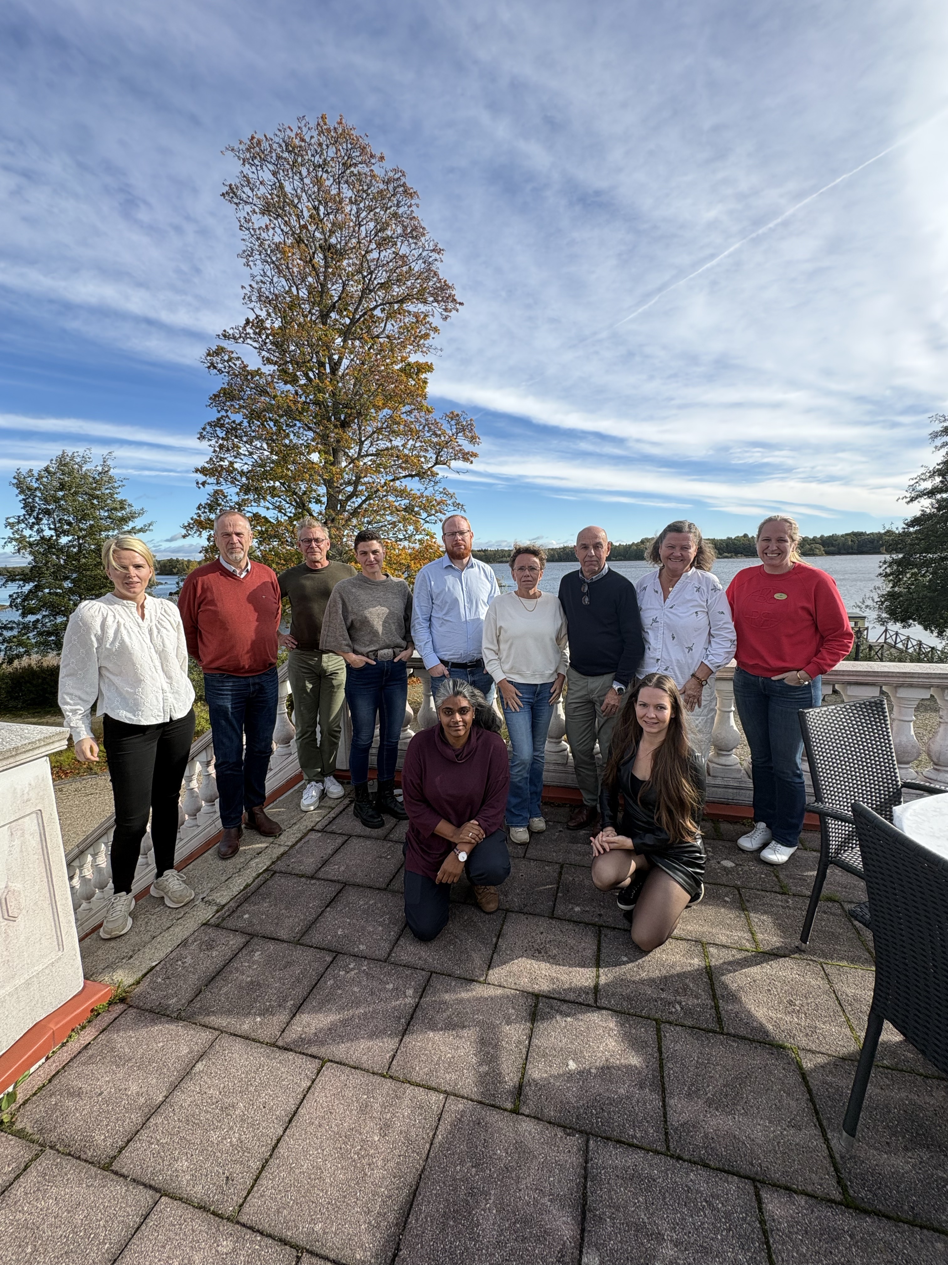 En grupp människor mot blå himmel
