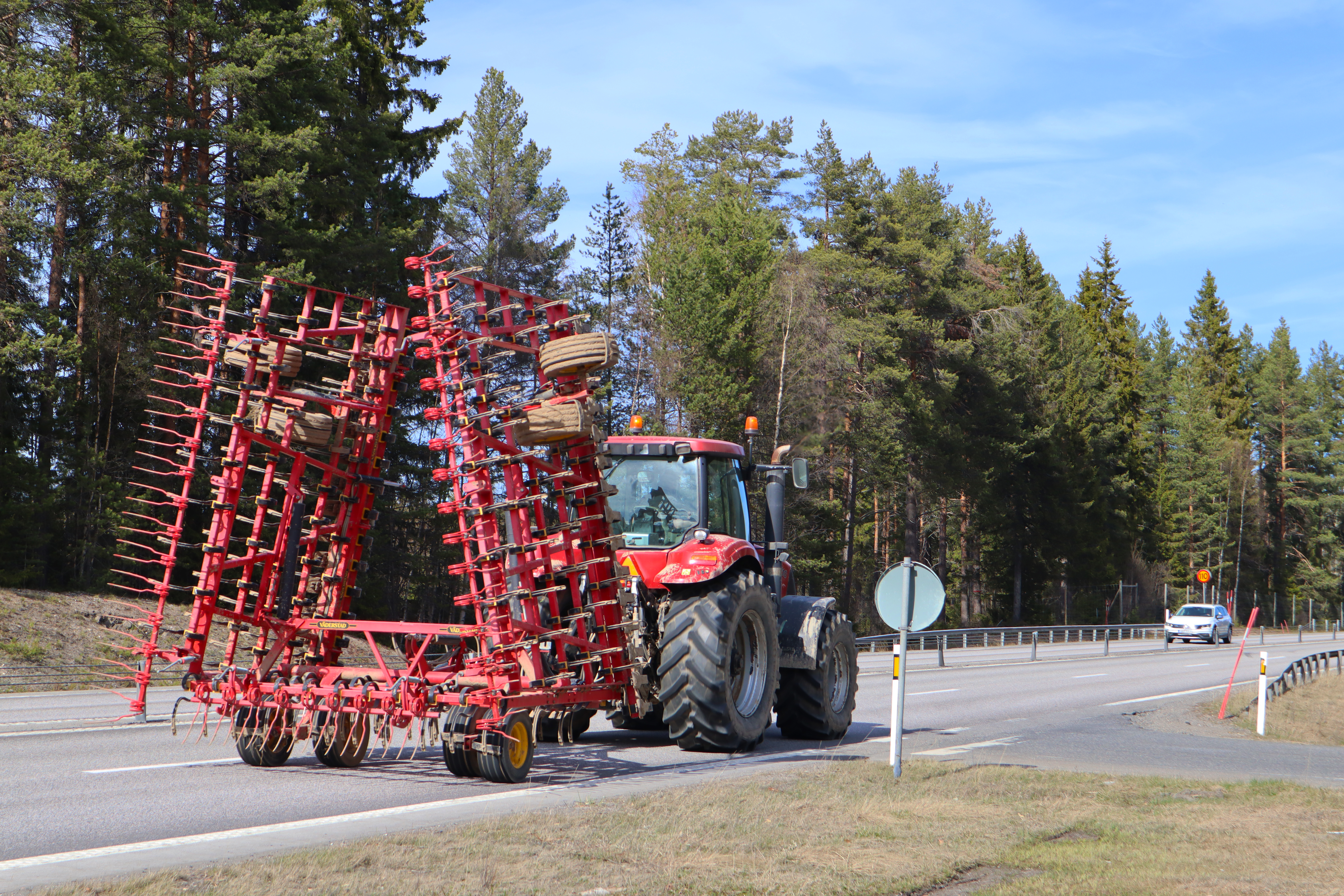 Mat på väg, jordbruksmaskin på E4 i Byske, Västerbotten